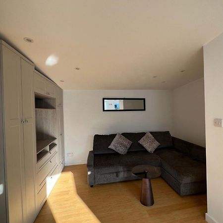 Modern Studio In Greenford, Free Wifi, Parking & Streaming Services อีลลิง ภายนอก รูปภาพ