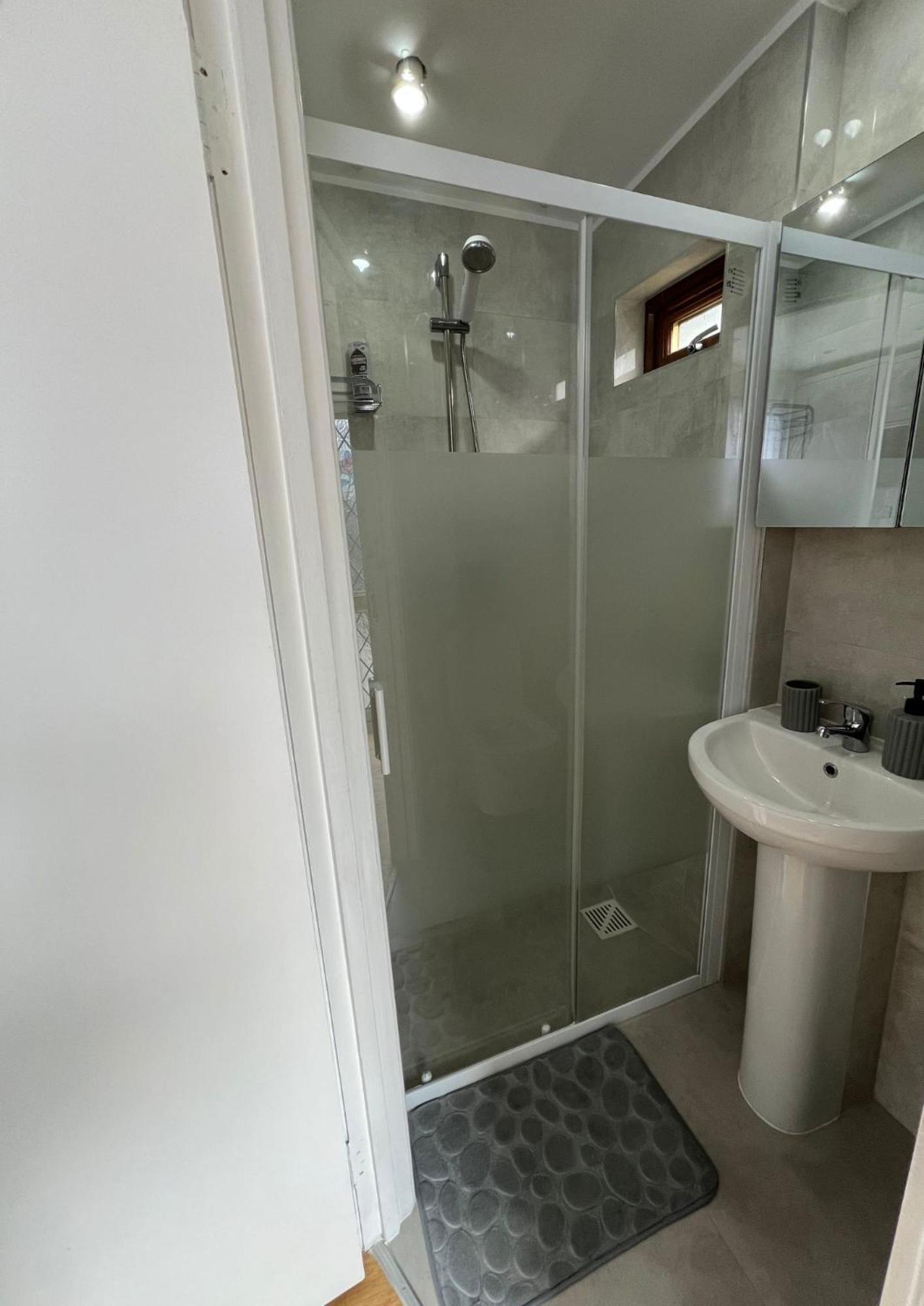 Modern Studio In Greenford, Free Wifi, Parking & Streaming Services อีลลิง ภายนอก รูปภาพ