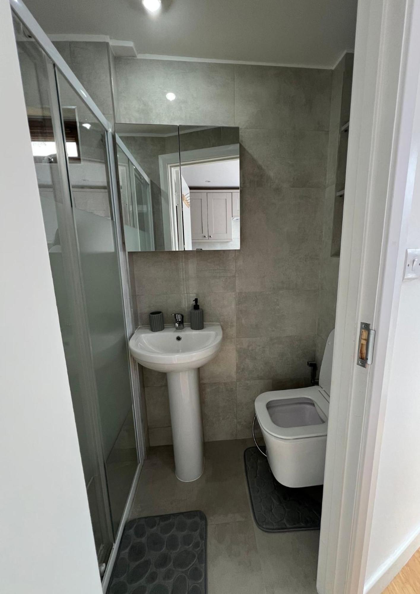 Modern Studio In Greenford, Free Wifi, Parking & Streaming Services อีลลิง ภายนอก รูปภาพ